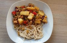 Zoete pikante tofu met gebakken noodles